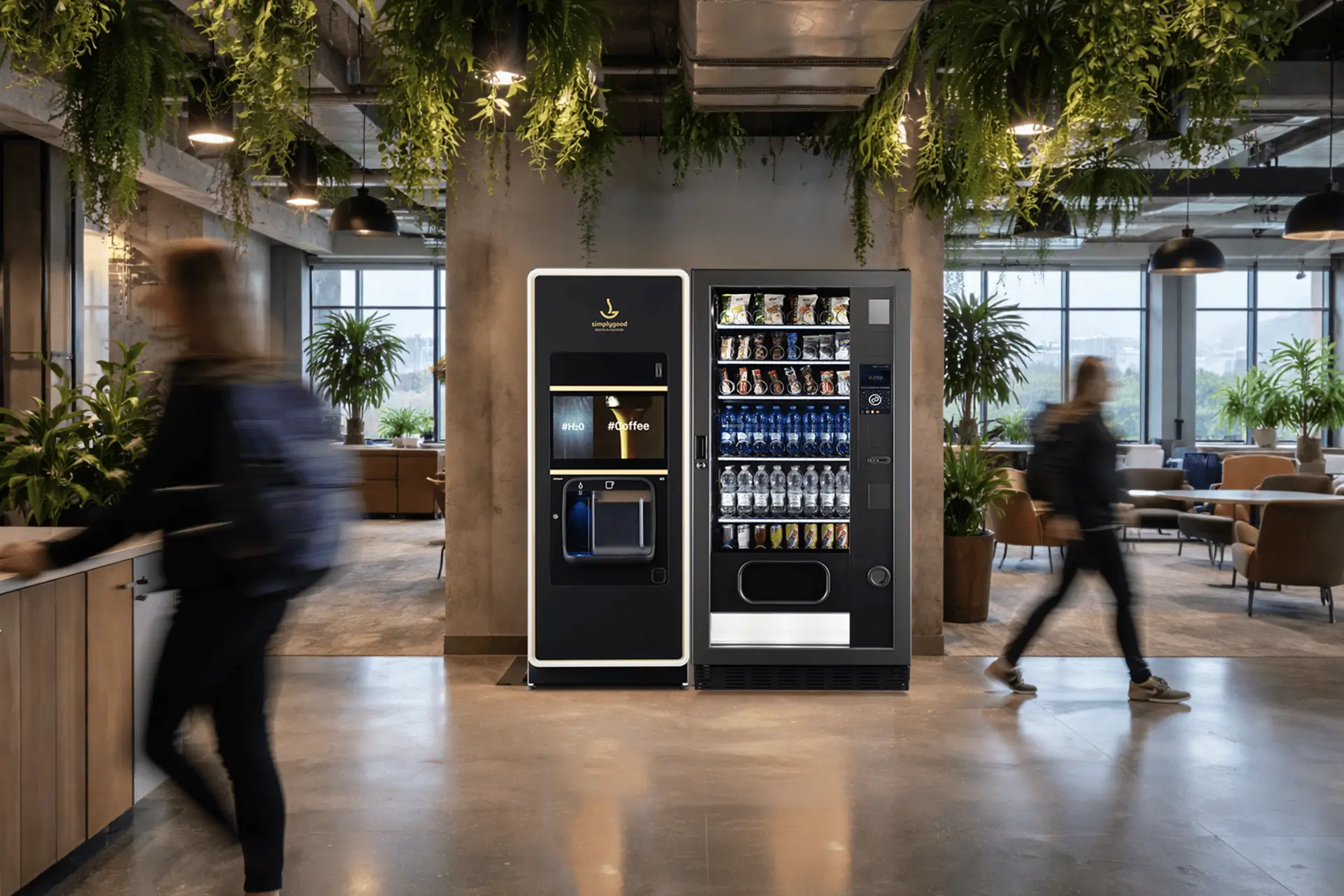 Avtomat za kavo in prigrizke v odprtem coworking prostoru z zelenjem