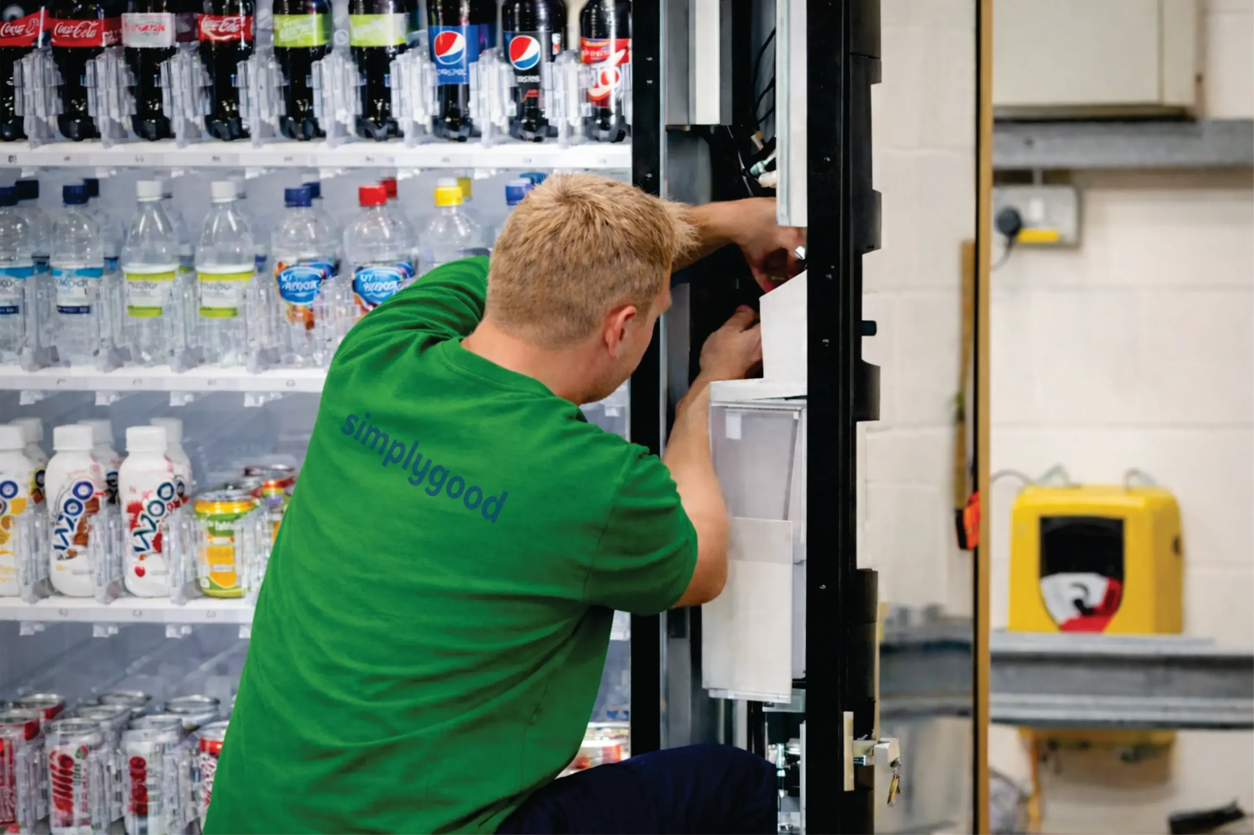 Serviser polni in vzdržuje vending avtomat z brezalkoholnimi pijačami
